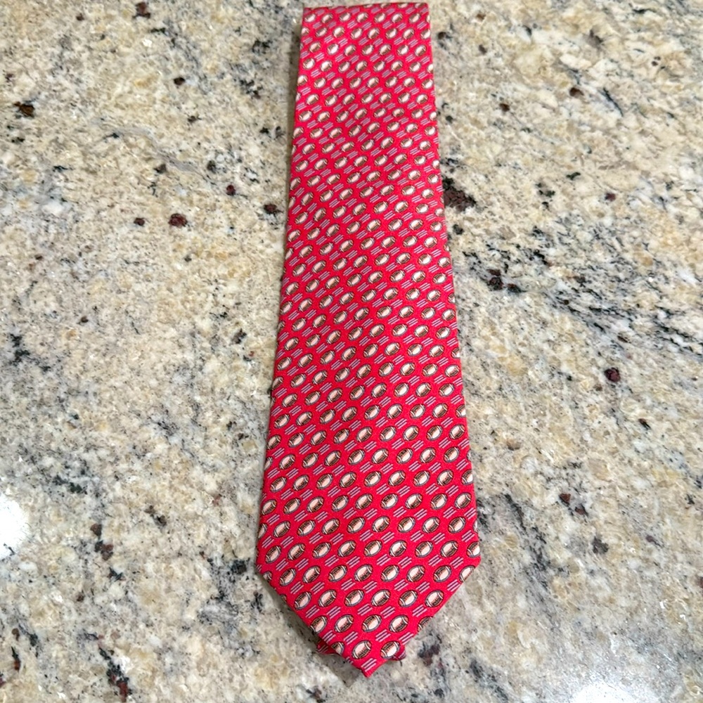 Vineyard Vines football tie 🏈